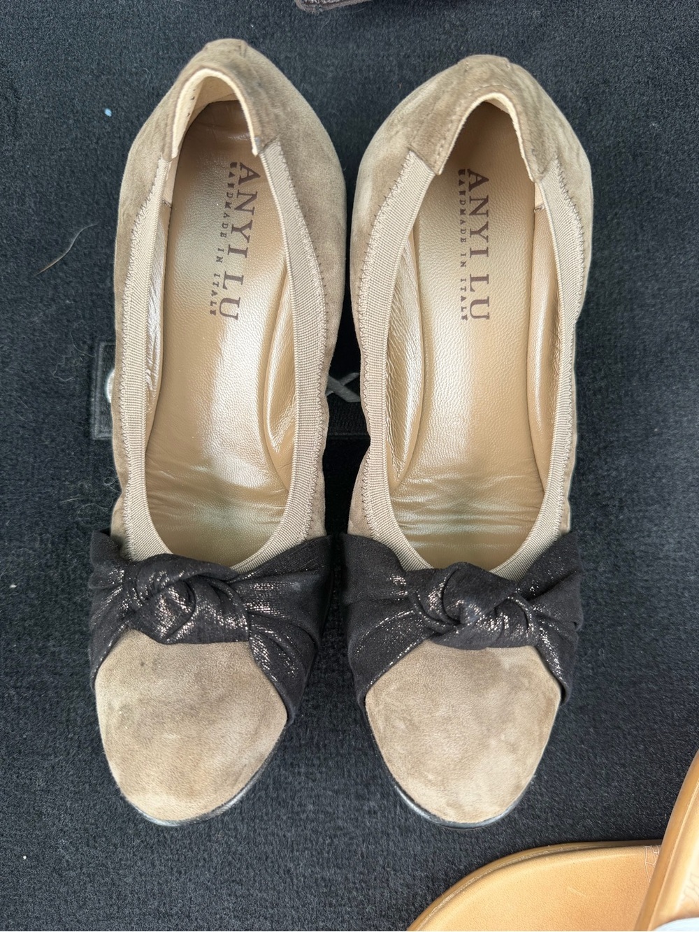 NWOT Anyi Lu Beige and Black Suede Knot Wedges Size 6.5